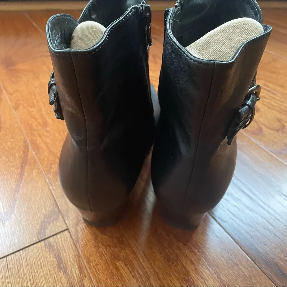 Clark woman 9 1/2 extra white woman boots